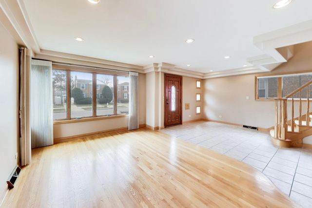 5731 S Newland Avenue, Chicago, IL 60638