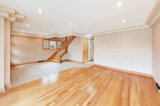 5731 S Newland Avenue, Chicago, IL 60638