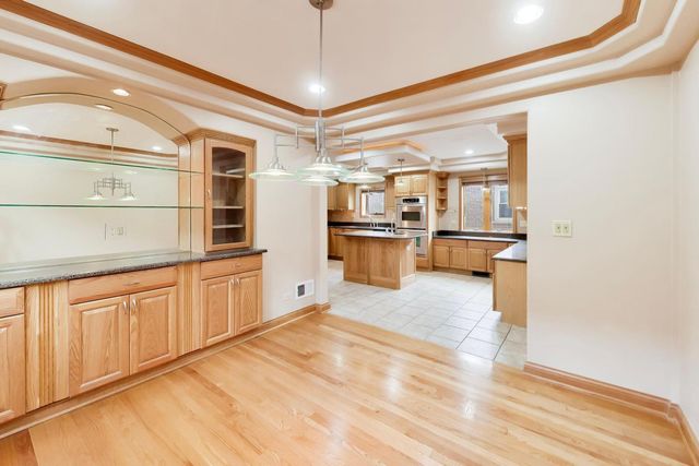 5731 S Newland Avenue, Chicago, IL 60638