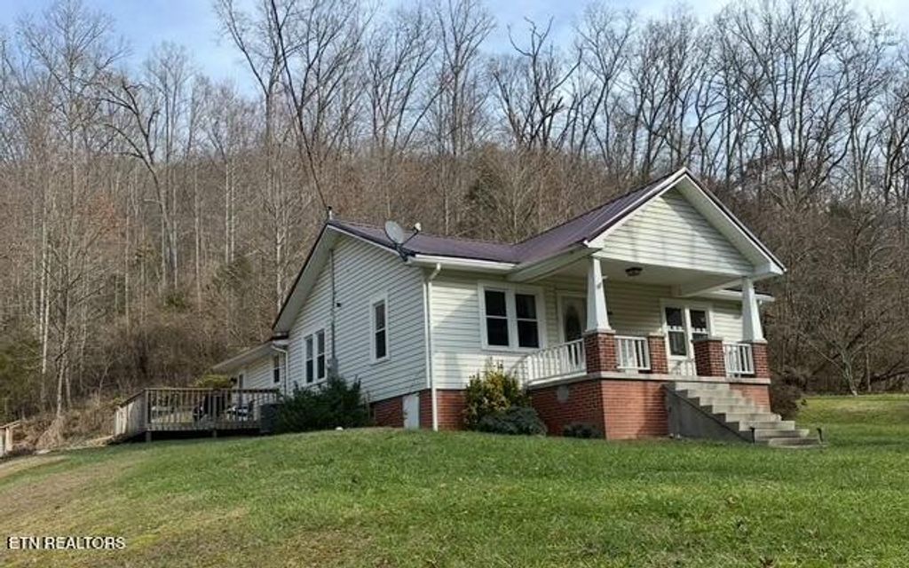589 Old Nursery Rd, Rose Hill, VA 24281