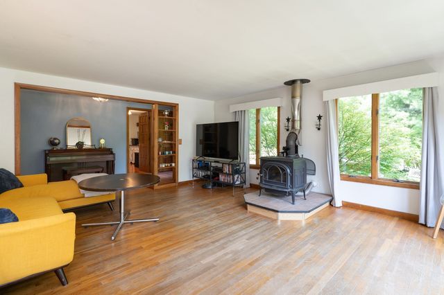 31 Little Alum Rd, Brimfield, MA 01010