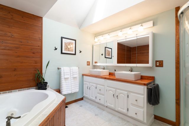 31 Little Alum Rd, Brimfield, MA 01010
