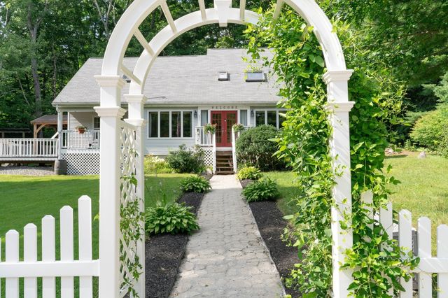 31 Little Alum Rd, Brimfield, MA 01010