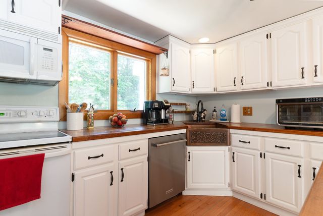 31 Little Alum Rd, Brimfield, MA 01010