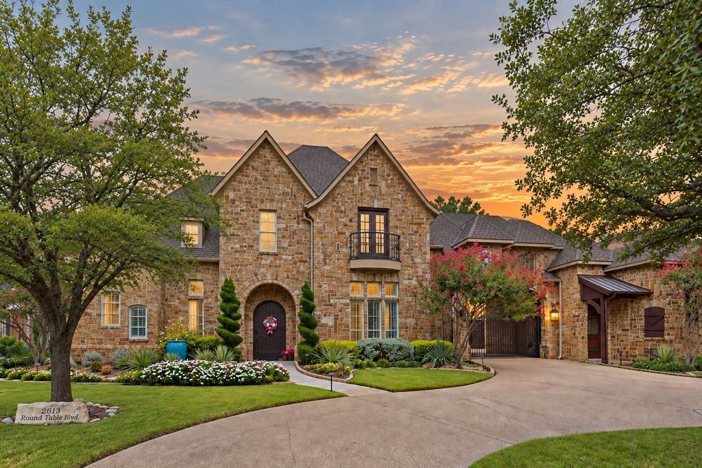 2613 Round Table Boulevard, Lewisville, TX 75056