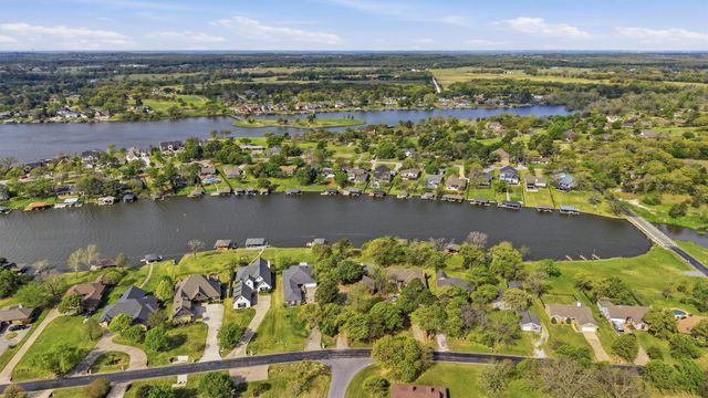 1334 Kiowa Drive E, Gainesville, TX 76240