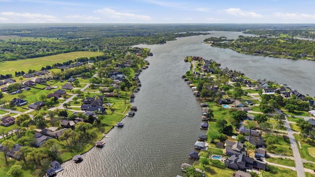 1334 Kiowa Drive E, Gainesville, TX 76240