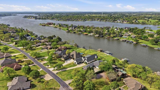 1334 Kiowa Drive E, Gainesville, TX 76240