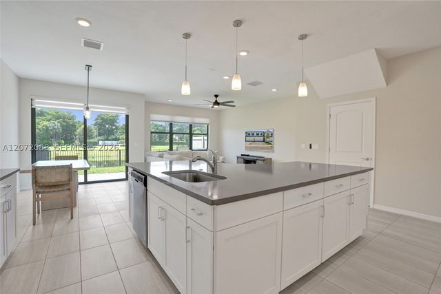 2138 S Appleton Cir S, Oakland Park, FL 33309
