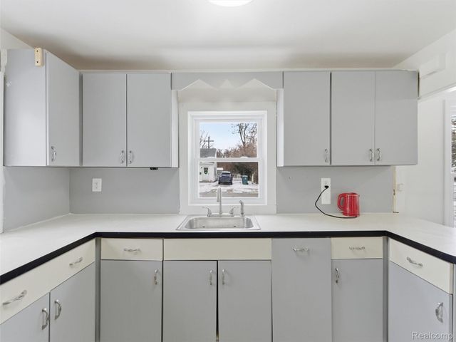 22035 Scotia Road, Oak Park, MI 48237