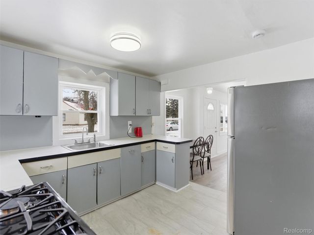 22035 Scotia Road, Oak Park, MI 48237