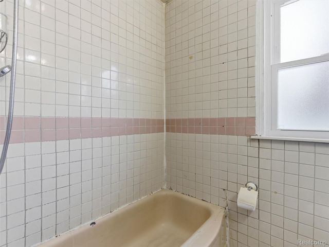 22035 Scotia Road, Oak Park, MI 48237