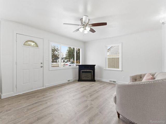 22035 Scotia Road, Oak Park, MI 48237