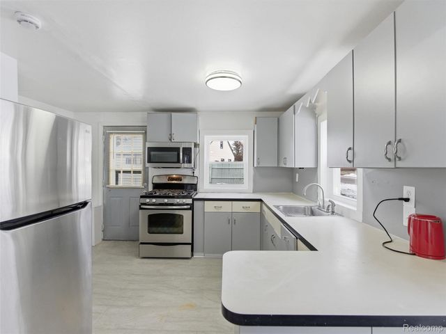 22035 Scotia Road, Oak Park, MI 48237