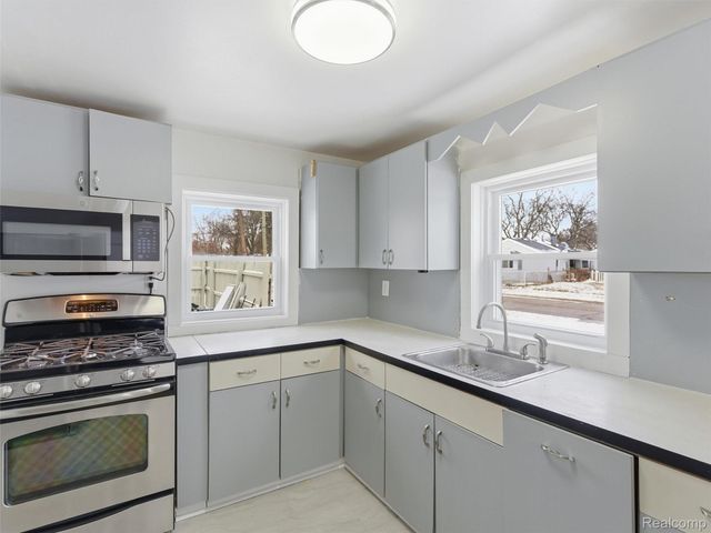 22035 Scotia Road, Oak Park, MI 48237