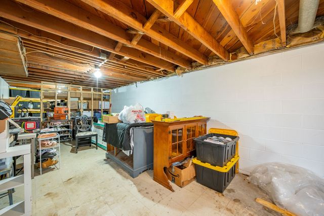 1907 S 7th Avenue E, Newton, IA 50208