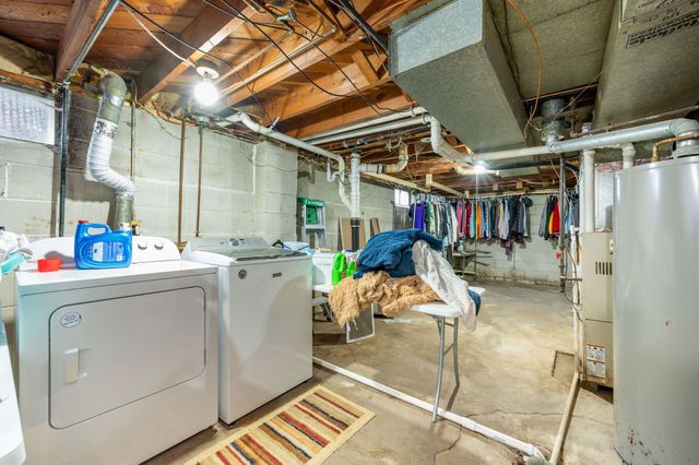 1907 S 7th Avenue E, Newton, IA 50208