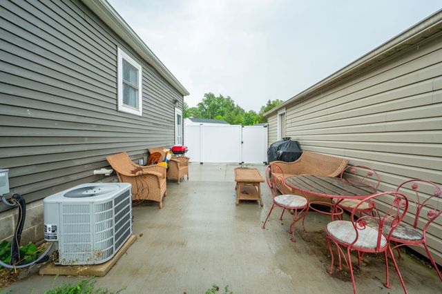 1907 S 7th Avenue E, Newton, IA 50208