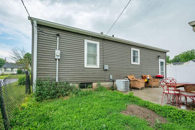 1907 S 7th Avenue E, Newton, IA 50208