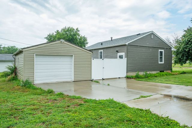 1907 S 7th Avenue E, Newton, IA 50208