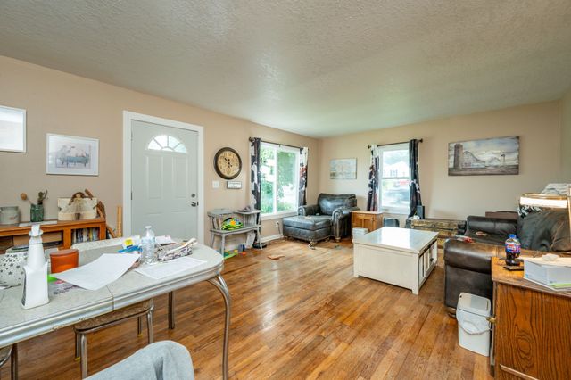 1907 S 7th Avenue E, Newton, IA 50208