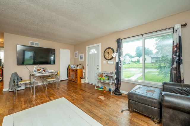 1907 S 7th Avenue E, Newton, IA 50208