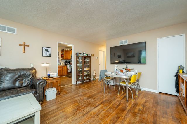 1907 S 7th Avenue E, Newton, IA 50208