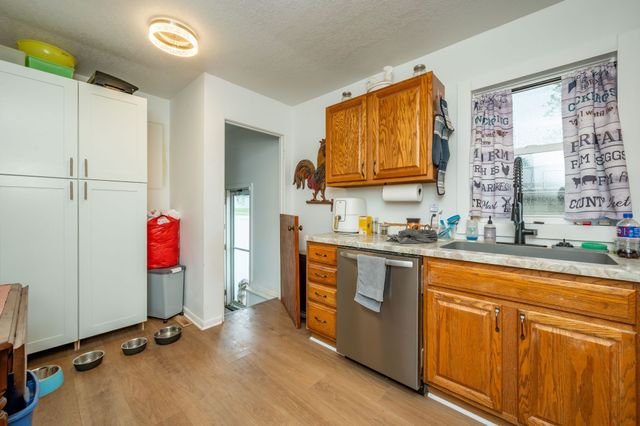 1907 S 7th Avenue E, Newton, IA 50208