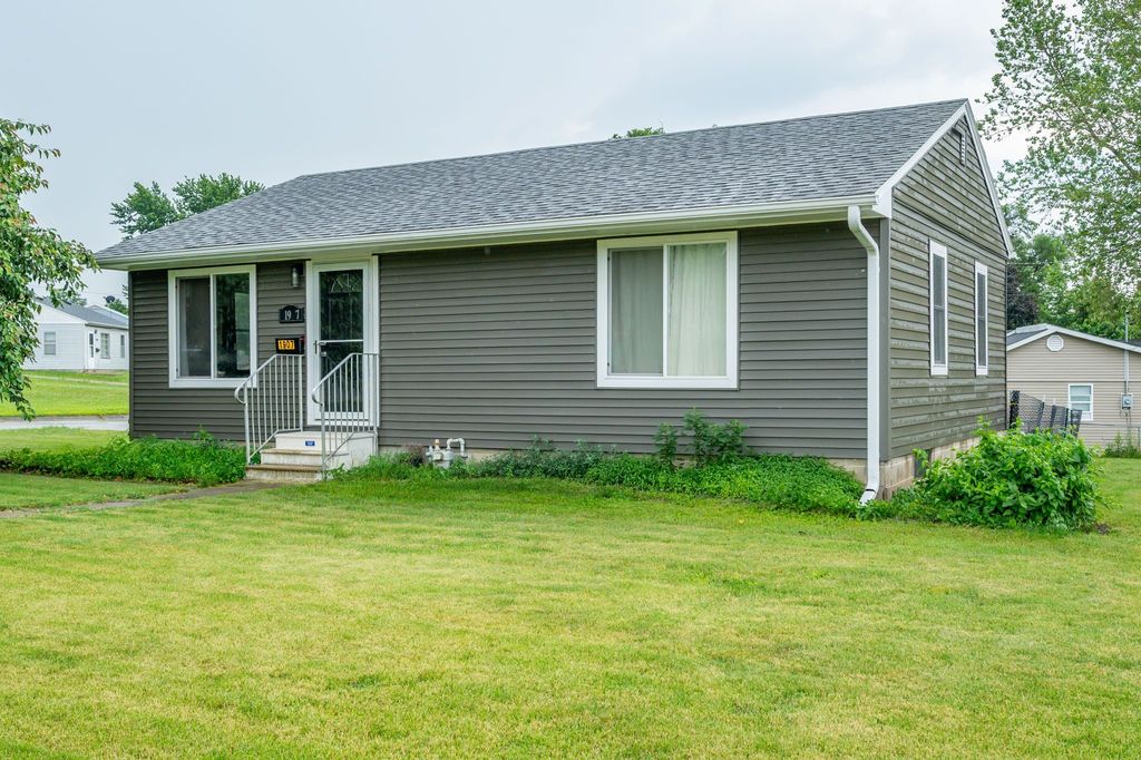 1907 S 7th Avenue E, Newton, IA 50208