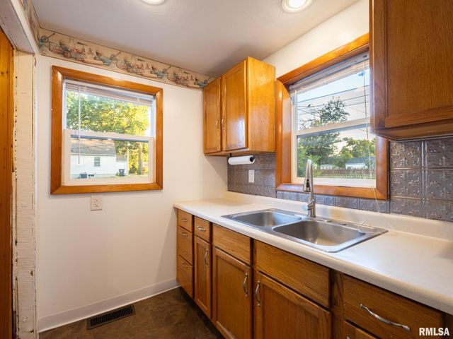 100 DONNA Court, Pekin, IL 61554