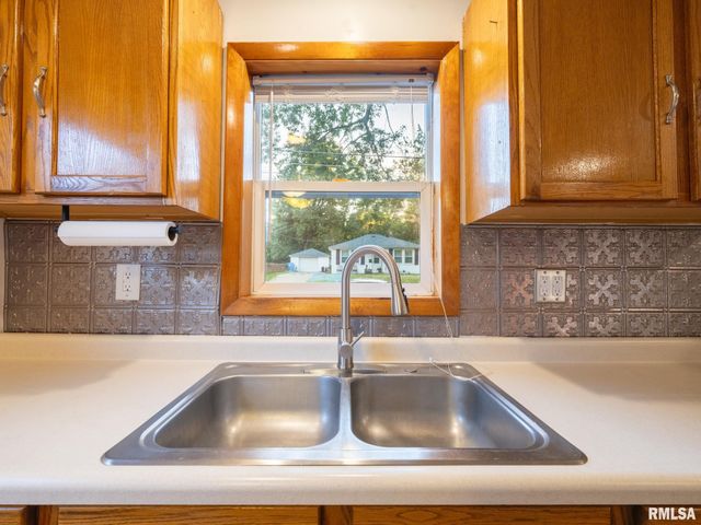 100 DONNA Court, Pekin, IL 61554