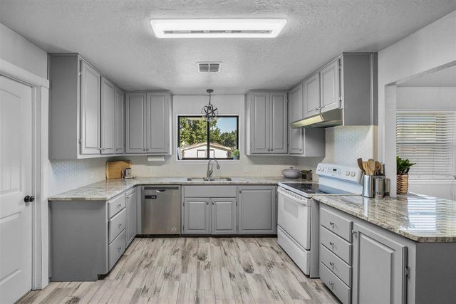 102 Parkview Cir, Cache, OK 73527
