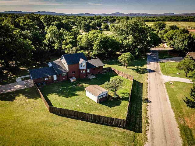 102 Parkview Cir, Cache, OK 73527