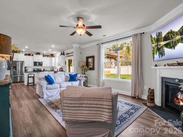 383 Fox Cove Road, Hendersonville, NC 28792