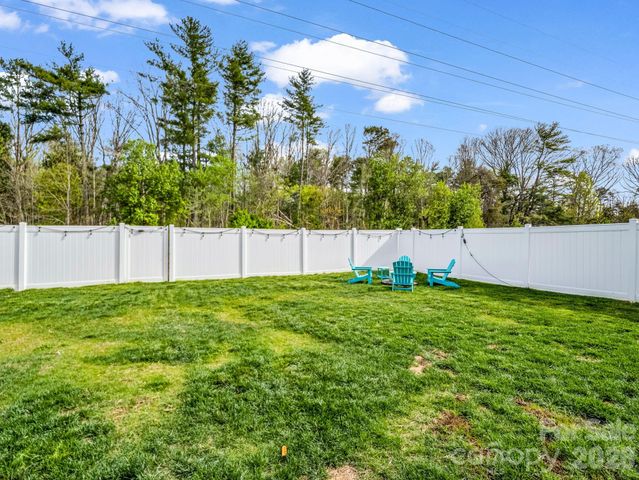 383 Fox Cove Road, Hendersonville, NC 28792