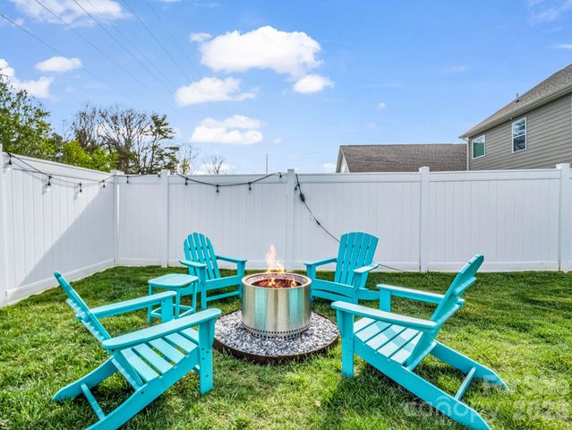 383 Fox Cove Road, Hendersonville, NC 28792