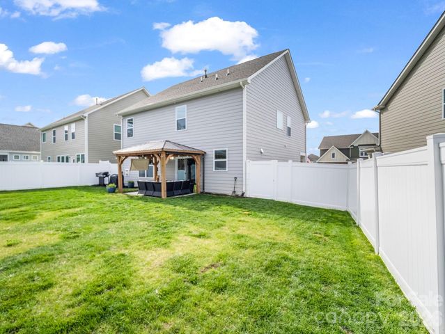 383 Fox Cove Road, Hendersonville, NC 28792