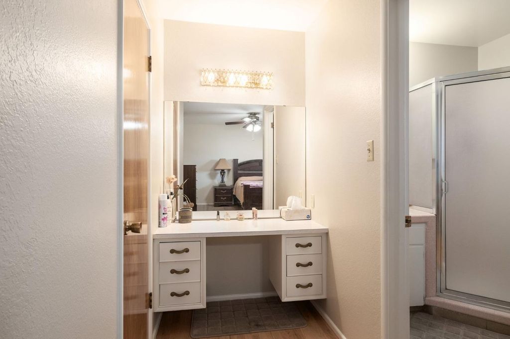 Image 17 of property listing at 696 W Celeste Avenue, Fresno, CA 93704