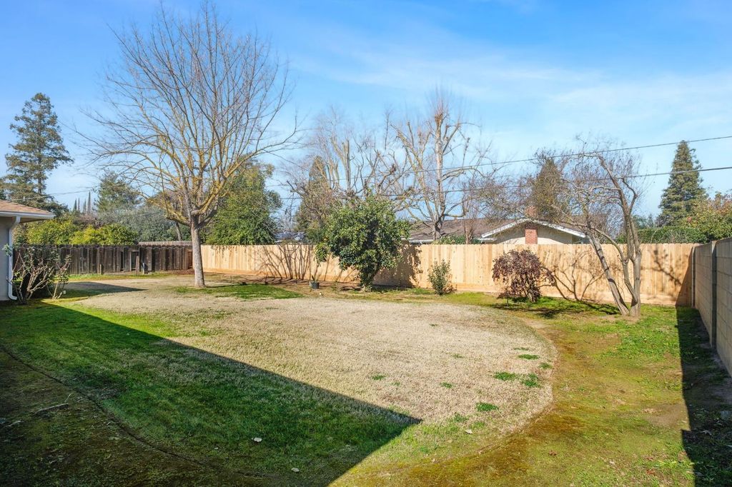 Image 23 of property listing at 696 W Celeste Avenue, Fresno, CA 93704