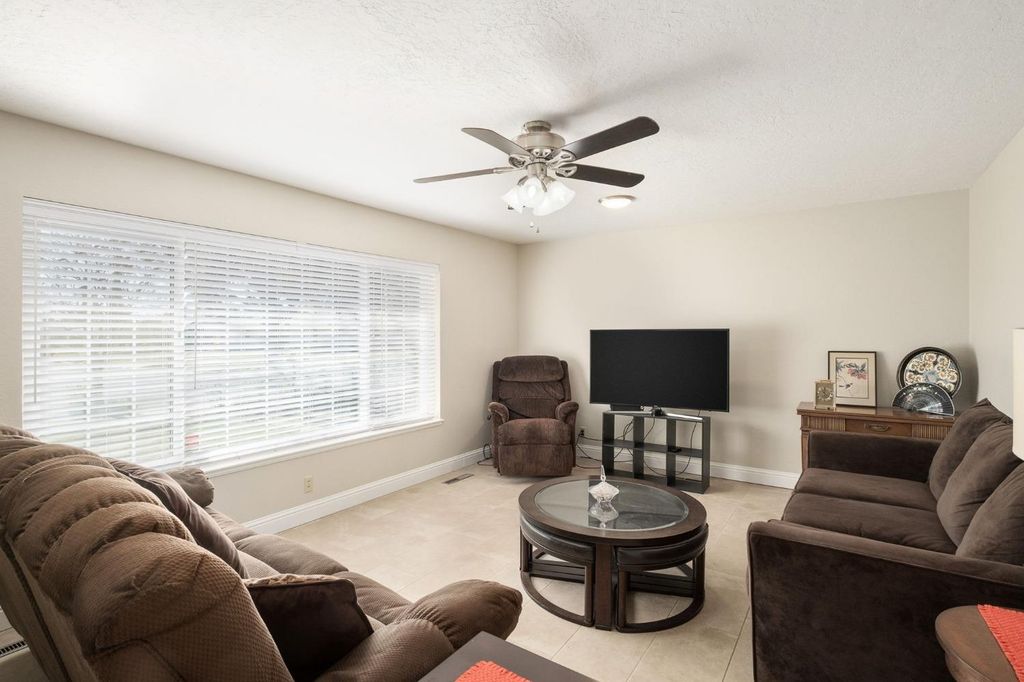 Image 6 of property listing at 696 W Celeste Avenue, Fresno, CA 93704