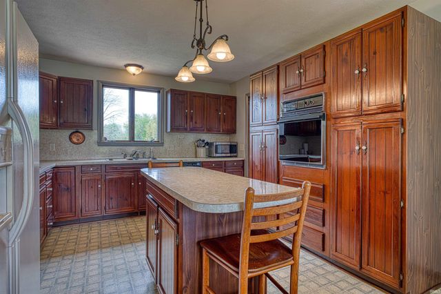 1899 W Kelly Road, Boonville, IN 47601