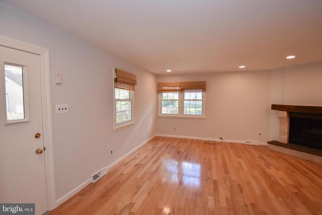 5 SANDY RIDGE DR, Doylestown, PA 18901