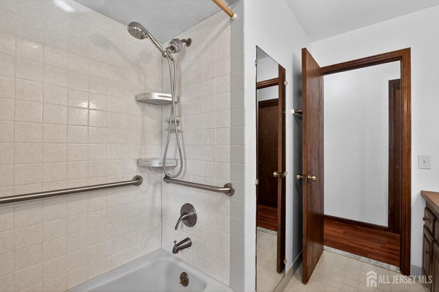 212 Oxford Road, Edison, NJ 08820