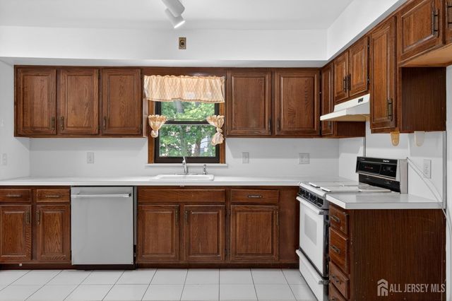 212 Oxford Road, Edison, NJ 08820