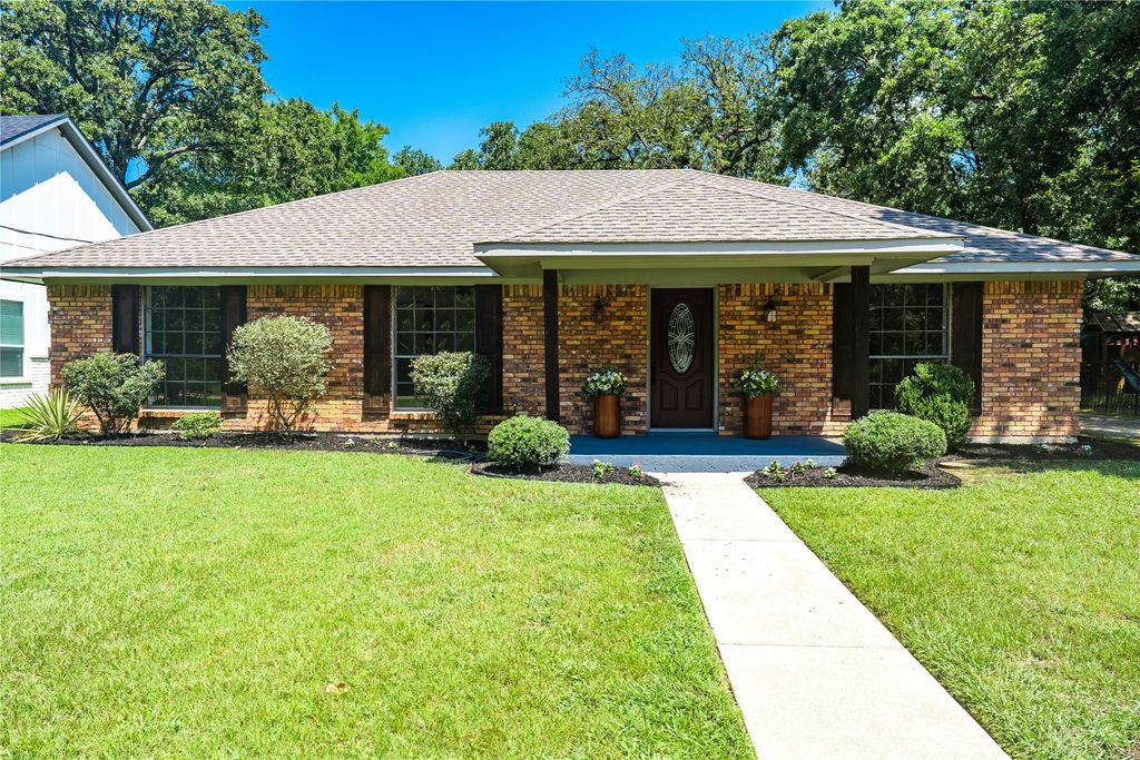 205 CEDARWOOD Drive, Enchanted Oaks, TX 75156