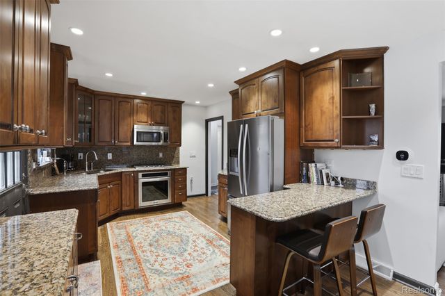 10814 Elgin Avenue, Huntington Woods, MI 48070