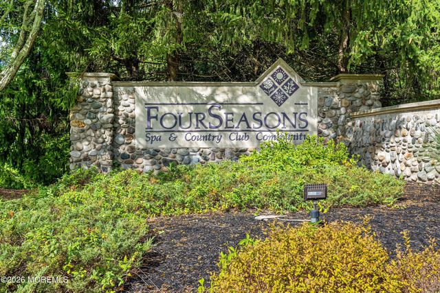 47 Greensprings Drive, Lakewood, NJ 08701