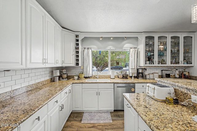 930 E DESERT Avenue, Apache Junction, AZ 85119