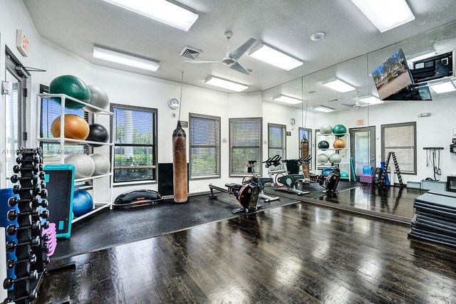 1385 Harbor Vw E, Hollywood, FL 33019