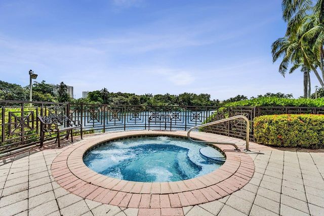 1385 Harbor Vw E, Hollywood, FL 33019